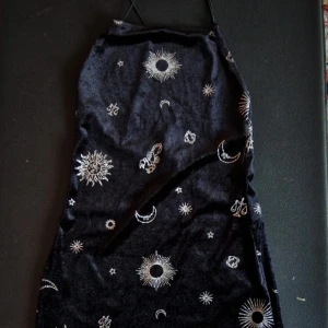 Glittrig Horoskåp klänning i sammet - Fint skick  Tror den e från hm