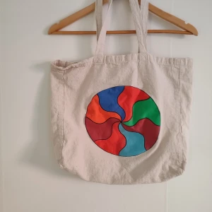 Almost Monday Tote bag  - Tote bag med tryck av bandet Almost Monday. Köpt på deras konsert. Jag har tvättat den ett par gånger så den har krympt lite.