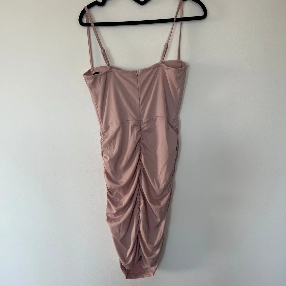 Ljusrosa klänning med rynkdetaljer - 3