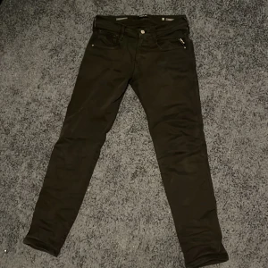  Replay  - Tjena, säljer mina replay anbass i modell hyperfelx vilket är en väldigt skön modell. Storleken är w29 l30 och dom passar folk som är runt 170 och väger runt 55kg och uppåt. Hör av dig vi minsta frågan😀