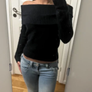 Mörkblå offshoulder tröja från Gina Tricot - Snygg mörkblå offshoulder tröja från Gina Tricot. Perfekt för en stilren look med ribbad kant upptill och långa ärmar. Passar bra till både jeans och kjol. Ett måste i garderoben för den som gillar trendiga plagg. Den passar mig som har storlek XS i tröjor 💕