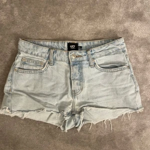 Jeansshorts  - Jätte snygga ljusblåa jeansshorts från lager 157.