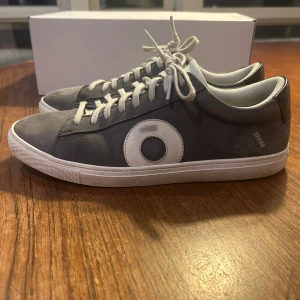 Oliver Cabell Skor Smoke - Modell: Smoke low 1. Nypris:2400. Dm för fler bilder eller diskussion om pris. Kan mötas i Sthlms-området. Låda och Kvitto kommer med.