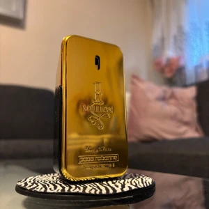 1 Million Eau de Toilette - Säljer en flaska 1 Million Eau de Toilette från Paco Rabanne. Flaskan har en lyxig design i guld och svart, formad som en guldtacka. Perfekt för den som vill ha en doft med stil och elegans. Denna parfym är helt fylld och är 50 ml! Perfekt för dig som vill pröva en billig parfym.