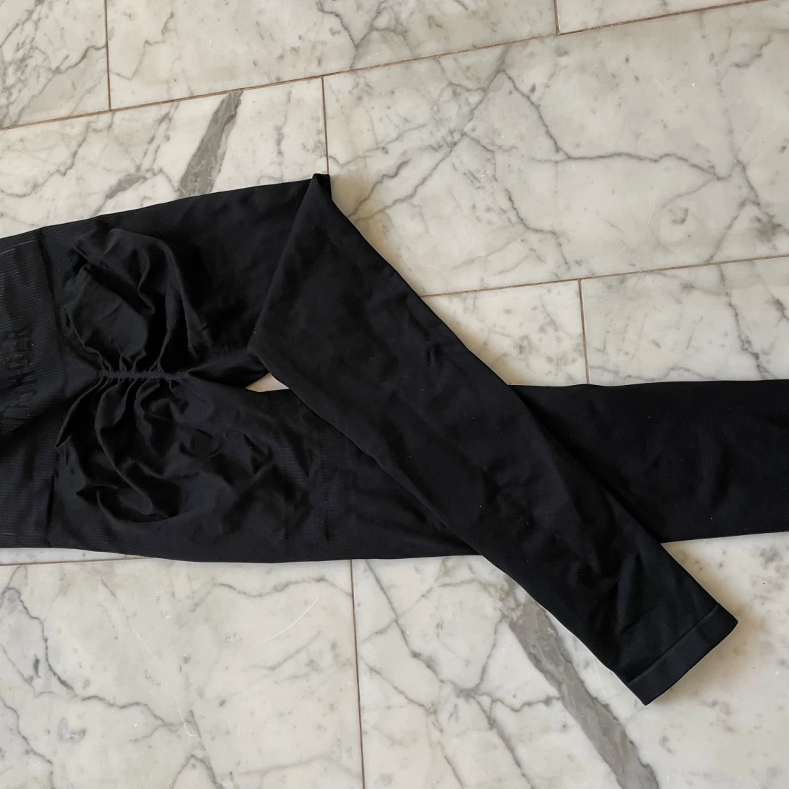 Svarta sömlösa leggings från Stronger - 1