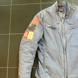 Ralph Lauren Fieldjacket - Säljer en  jacka från Ralph Lauren med feta patchar på ärmar och rygg. 