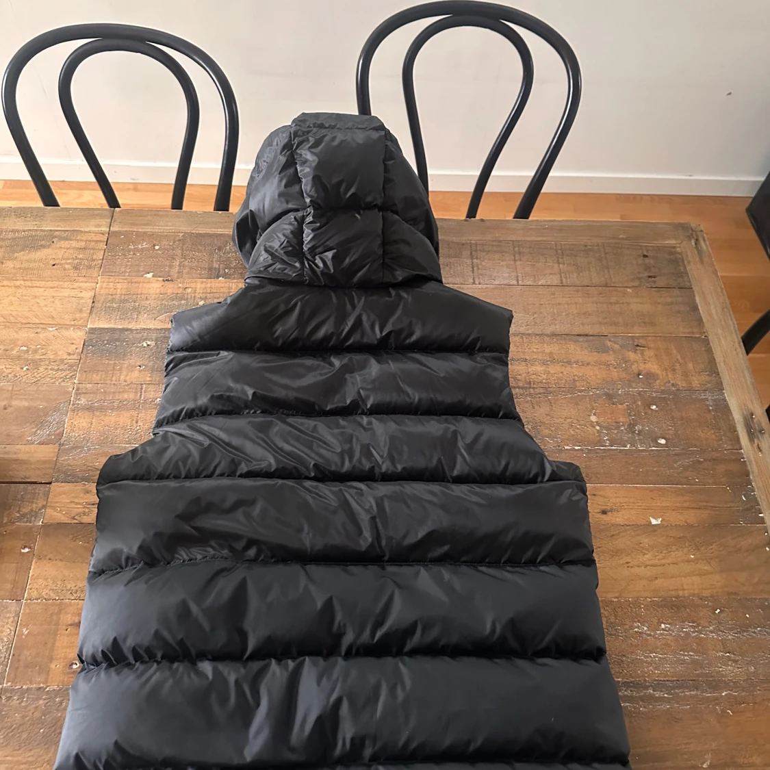 Svart dunväst från Moose Knuckles - 1