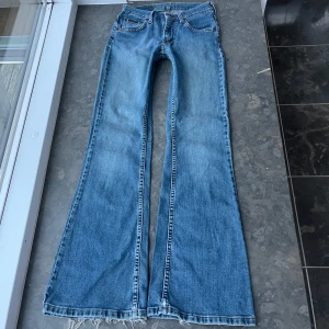Lågmidjade jeans!!  -  Så snygga lågmidjade bootcut jeans!! Midjemått= 32 cm Midjehöjd= 21 cm Innerbenslängd=77 cm❤️ 