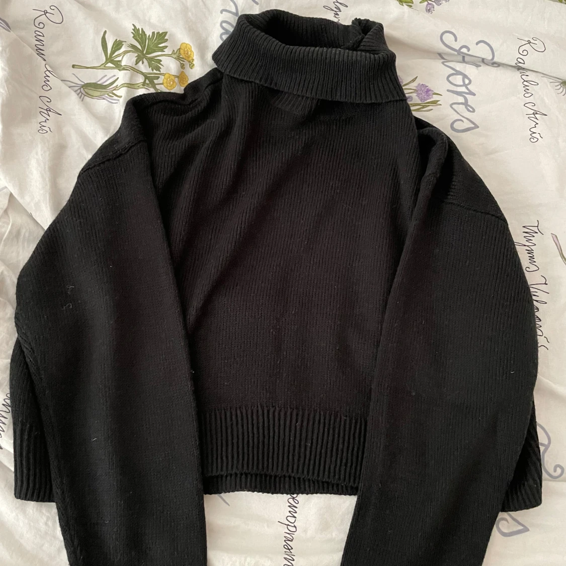 Svart stickad kroppad polotröja - 3