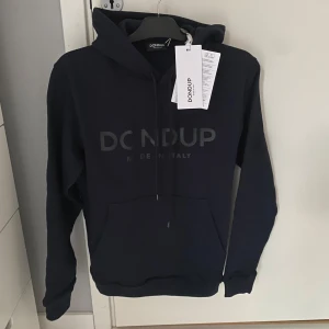 Dondup hoodie (helt ny) - Tja! Säljer nu denna helt sprillans nya dondup hoodien! Hoodien är i storlek S! Hoodien är helt sprillans ny med tags kvar! Skriv vid frågor eller bilder! Vid snabbaffär=bättre pris!