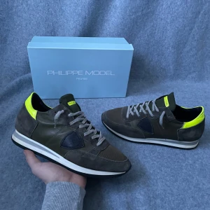 Philippe Model skor  - Säljer ett par Philippe Model skor som är i storlek 41 men sitter som 42! Bara skorna medkommer vid köp! Hör gärna av dig om du har frågor! 