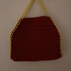 Stella McCartney liknade väska - Vinröd Stella McCartney liknade väska med guld kedja. Vid beställning tilläggs en lång kedja som går att ta på och av💗Det ingår även en knapp inuti! Skriv vid eventuella frågor💗