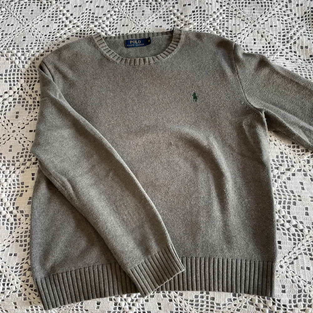 Säljer denna stickade tröja från Ralph Lauren, perfekt nu till hösten. Tröjan är i toppskick och inte särskilt använd. Nypris runt 2000 kr. Skriv vid frågor! . Neuletakit & Villapaidat.