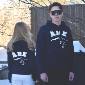 Mörkblå hoodie med Åre-tryck - Snygg Åre-hoodie i marinblå färg. Finns tillgängliga i storlek XS-XL och det går att välja mellan tryck på framsidan eller baksidan. Vi möts upp i Åre under vecka 9 och i Stockholm!!❄️ 