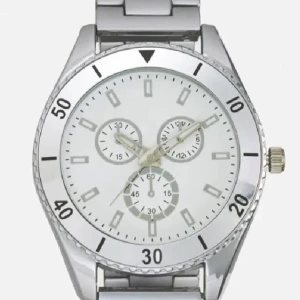 Pier One klocka - Originalpris: 389kr. Den är oanvänd och gillade inte passformen, därav säljer jag vidare den. Säljs inte numera i denna färg… på zalando