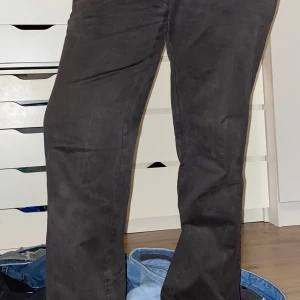 Bruna byxor från Emilio - Snygga bruna byxor från Emilio med en klassisk straight/flared passform. Perfekta för en stilren look. Byxorna har en enkel design med fickor bak och fram.