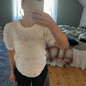 Vit spetsblus från Object - Säljer en söt vit spetsblus från Object med korta puffärmar. Aldrig använd och är som ny