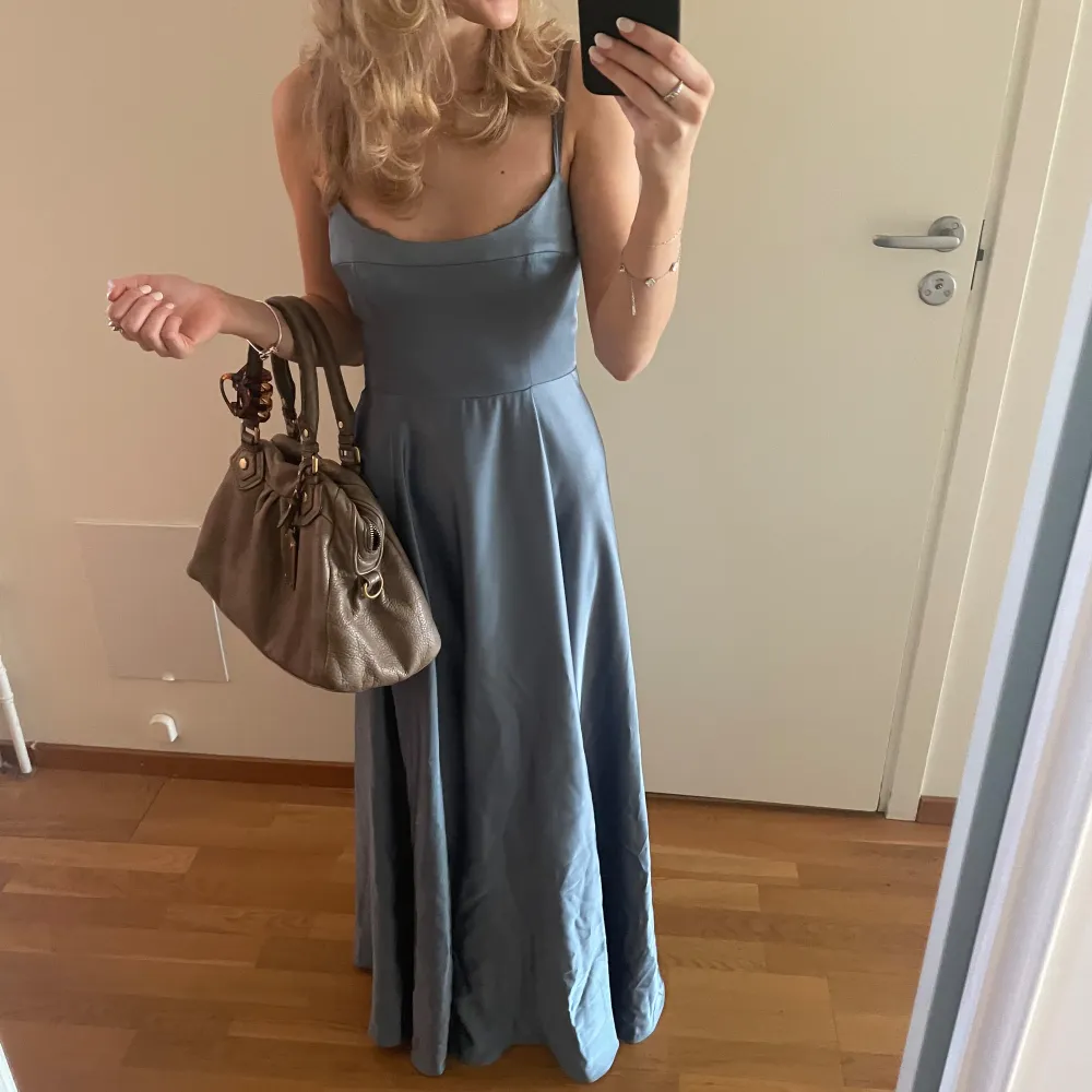 Säljer nu min jättefina balklänning från asos. Storlek 34 och uppsydd så den passar dig som är runt 160 cm. Dragkedja i ryggen. Endast några små fläckar längst ner men absolut inget som syns. Hör av er vid intresse så kan vi diskutera pris!!💕💕. Mekot.