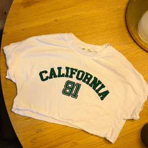 Snygg ny vit crop top tee tshirt med logga California XS Pull and Bear - Ny snygg till sommaren