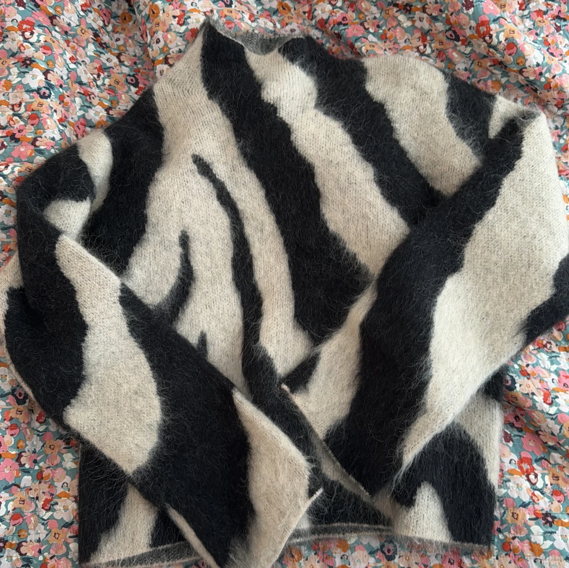 NY stickad tröja hm edition helt slutsåld!   - 2