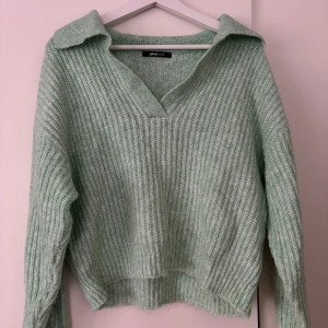 Stickad tröja med krage från Gina Tricot - En mintgrön stickad tröja med krage från Gina Tricot 💚Lånad bild på den blå tröjan för att visa passformen ☺️
