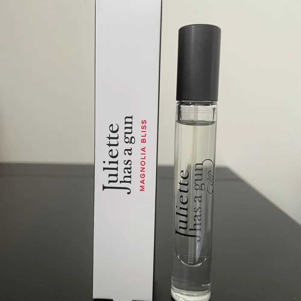 Upptäck Magnolia Bliss från Juliette Has a Gun, en elegant och blommig doft med inslag av magnolia och mirabelleplommon. En spray används för testning. Pris för en ny parfym hos Kicks är 329 sek. Den kommer i en smal, genomskinlig glasflaska med svart lock och röd text. Perfekt för den som älskar en fräsch och blommig doftupplevelse.. Perfume.