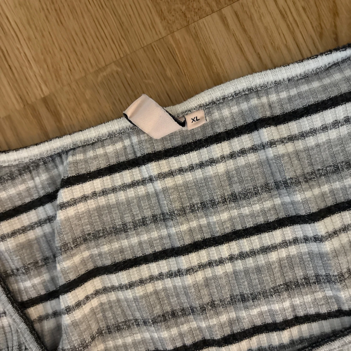 Randig långklänning i ribbat material - 1