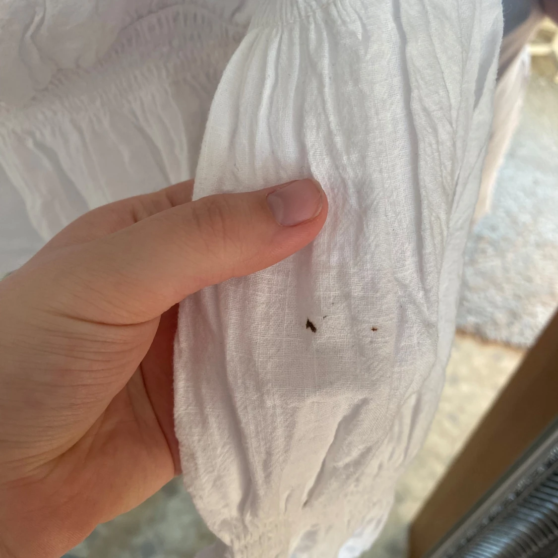 Vit blus med volangdetaljer - 3