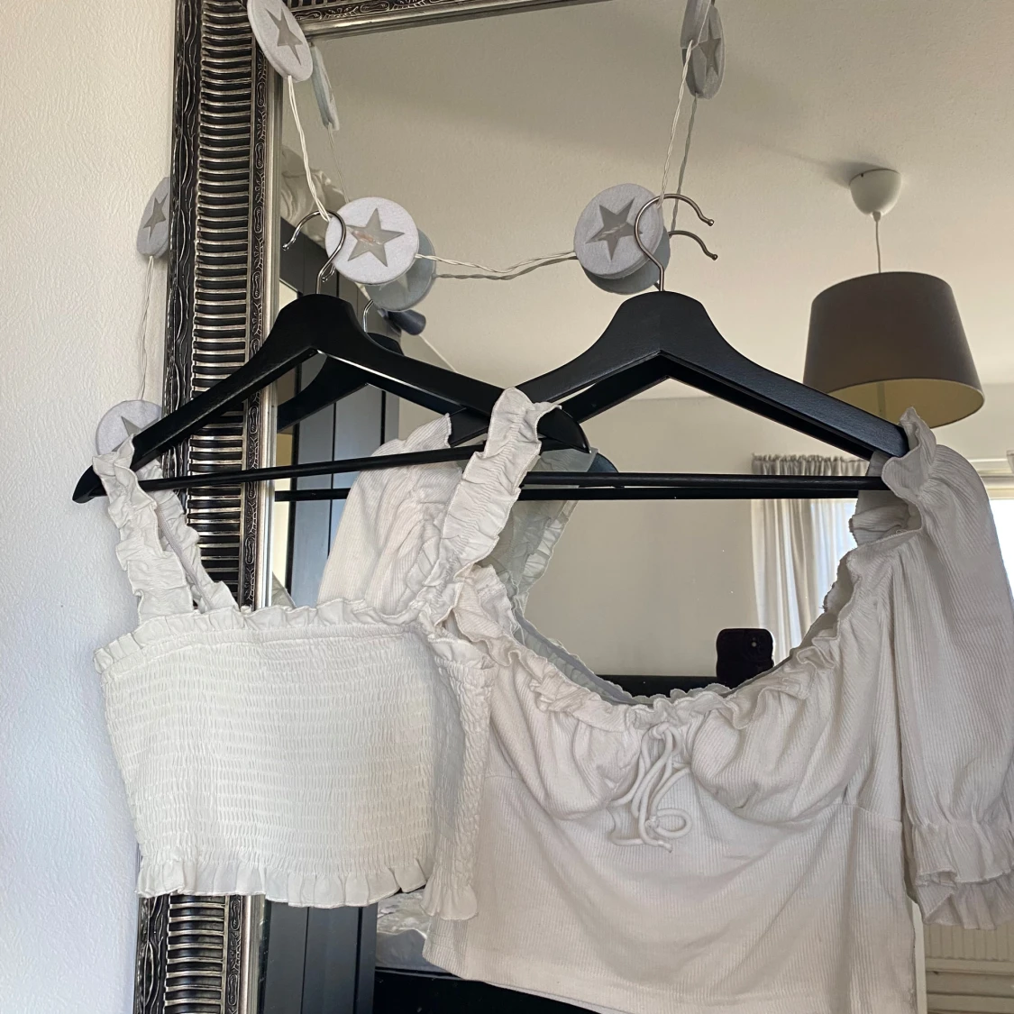 Vita toppar med volangdetaljer - 2