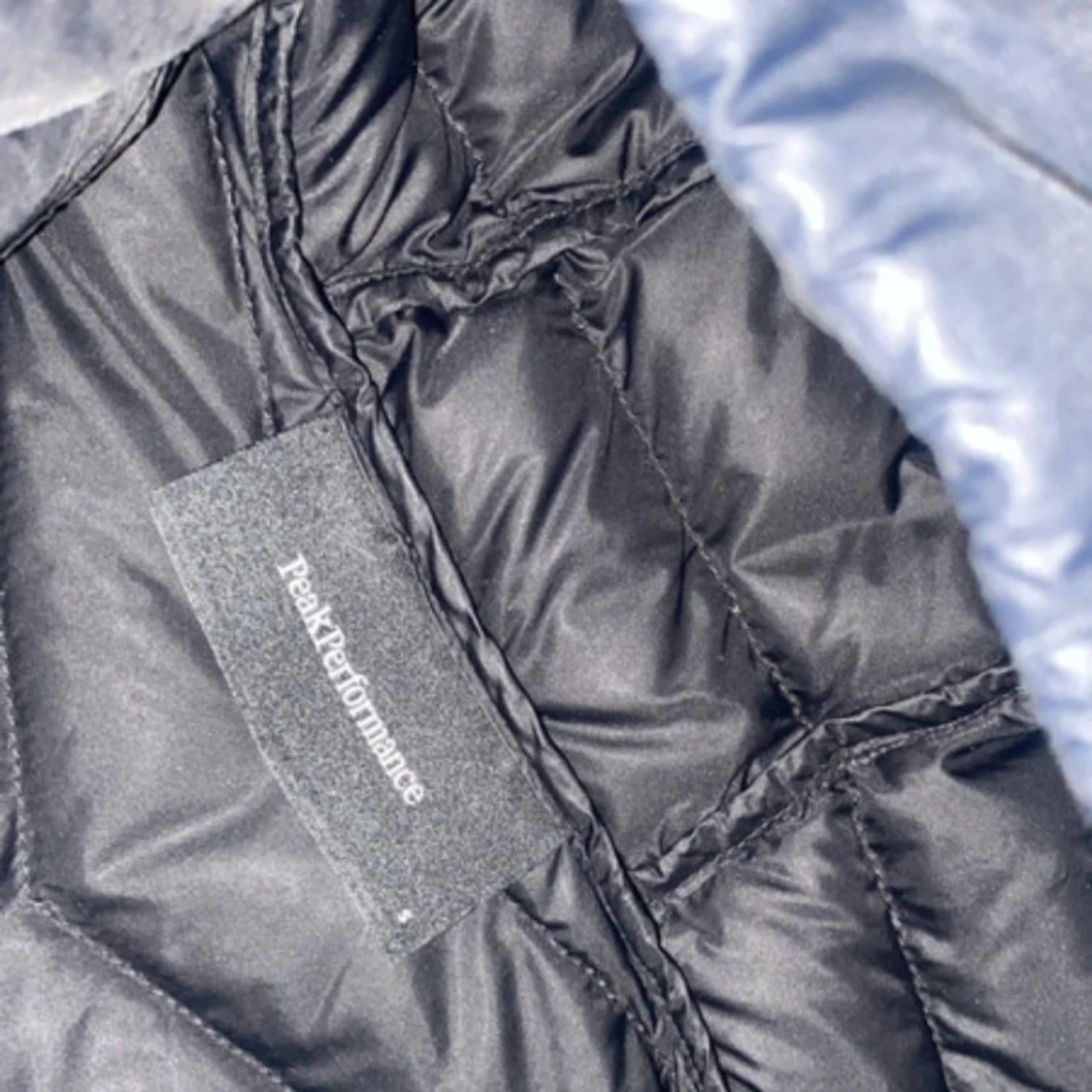 Svart dunjacka från Peak Performance - 2