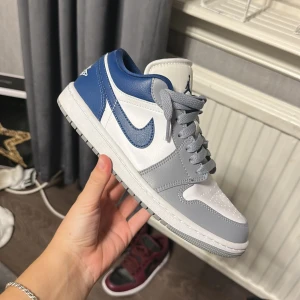Air Jordan 1s low - En låg Jordan i bra skick, andvänd ett få tal gånger. Säljer då de ej kommer till användning 😊