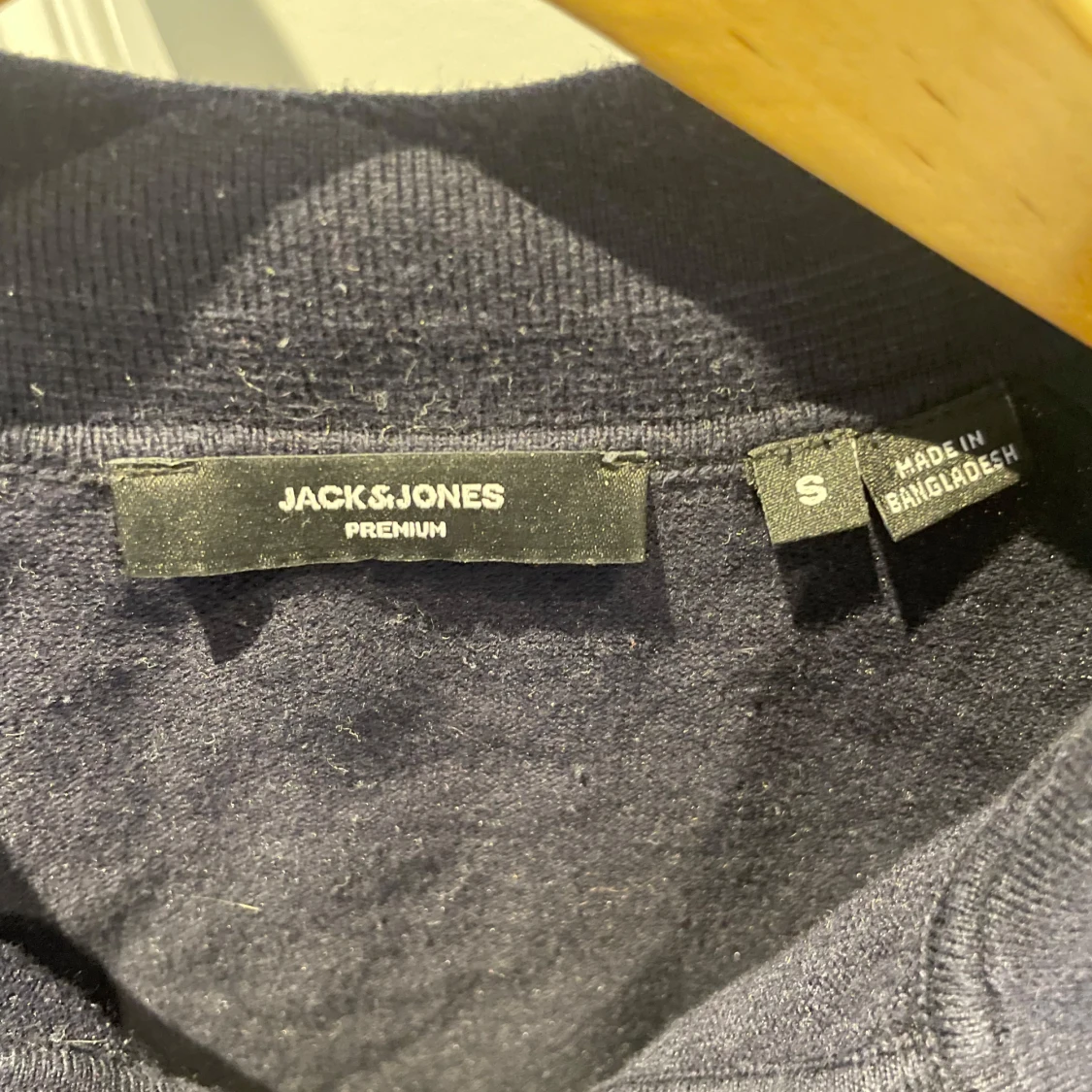 Mörkblå pikétröja från Jack & Jones - 1