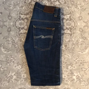 Marinblå Nudie Jeans - Säljer nu dessa marinblåa Nudie Jeans med snygg tvätt| De är i väldigt bra skick och utan defekter| Nypris cirka 2000kr| Storlek 30/32, vid frågor eller funderingar är det bara att höra av sig🙌