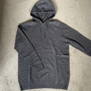 Merinoull Hoodie - En skitsnygg mörkgrå Hoodie i 100% Merinoull!🌟 Storlek S. Bara testad, aldrig använd! Hör av dig vid intresse eller minsta fundering!😊