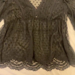 Volang Blus - Jättegullig volang blus från Zara, köpt utomlands och helt slutsåld från hemsidan💓Endast testad! Storlek xs