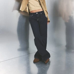 Mörkblå jeansbyxor - Snygga mörkblå jeans med en klassisk design. Byxorna är lågmidjade och wida. 699kr ny pris. 