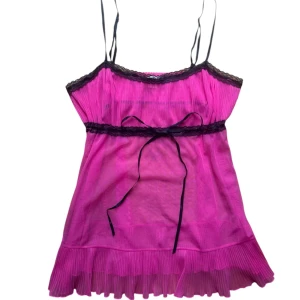 Rosa y2k transparent victoria secret  linne med spetsdetaljer - Genomskinligt mesh linne från victoria secret. Strl M men passar S också. Funkar som längre topp eller klänning. 