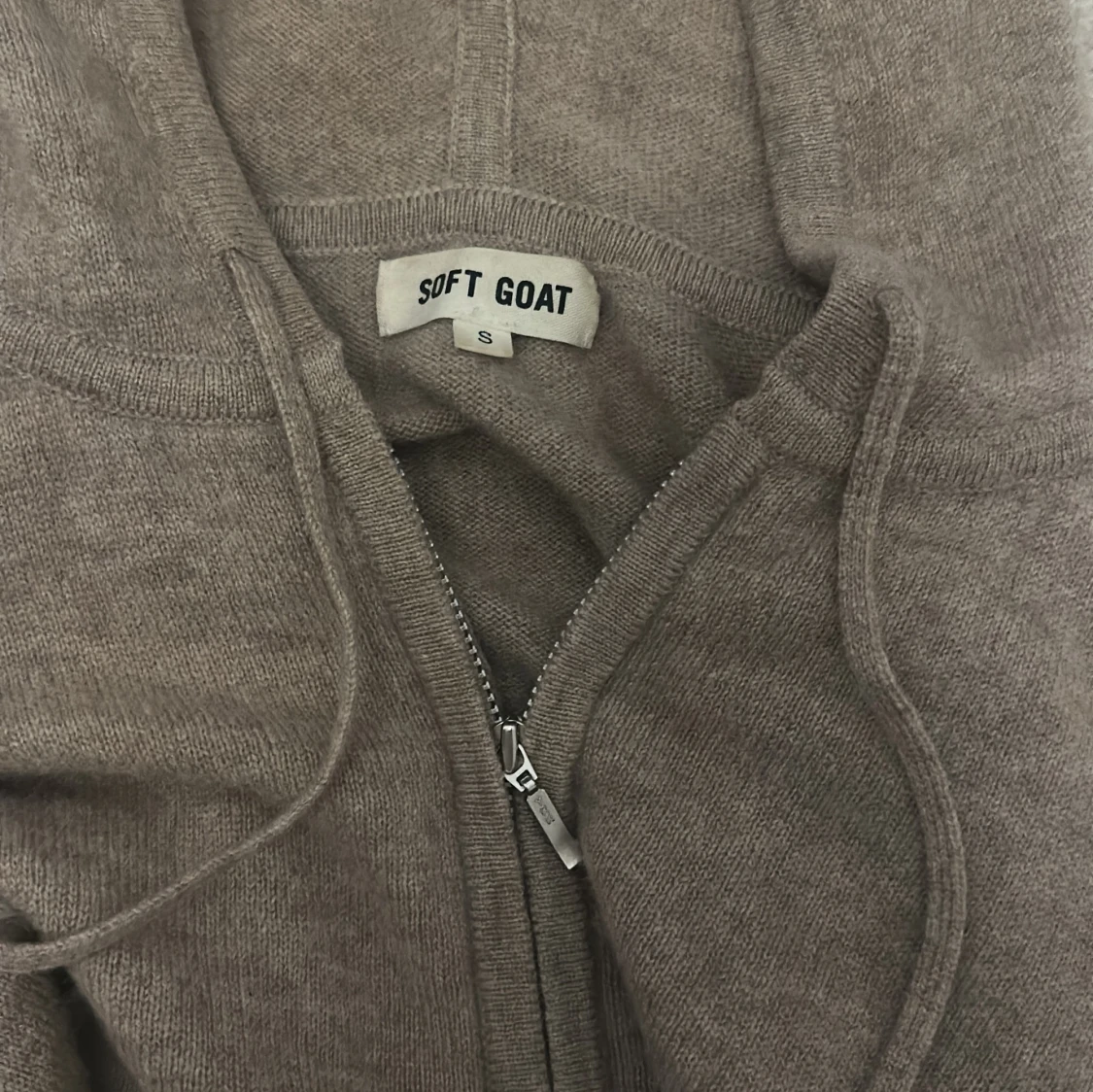 Biege hoodie från Soft Goat - 2