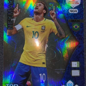 NEYMAR FIFA World Cup 2018 Trading Card - Säljer ett officiellt Neymar  FIFA World Cup 2018 i Ryssland. Kortet har en holografisk design med en spelare i Brasiliens landslagströja. Perfekt för samlare av fotbollskort och fans av turneringen.
