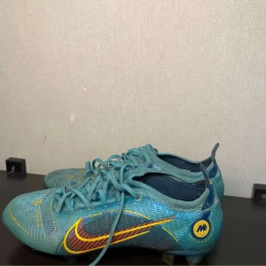 Fotboll skor elite -  Vapor 14 Elite “Mbappé Flames” – exklusiv modell i toppklass! Perfekta för snabba spelare som vill ha lättviktiga skor med optimalt grepp och bollkontroll. Skorna har en innovativ Flyknit-överdel och en specialdesignad yttersula för maximal acceleration.        
