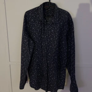 Espirit skjorta - Svart blommig skjorta från Espirit