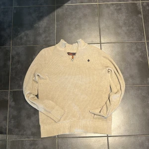 Morris halvzip  - Säljer en Morris halvzip som är köpt på nk i somras tröjan har inga defekter och är i nyskick 