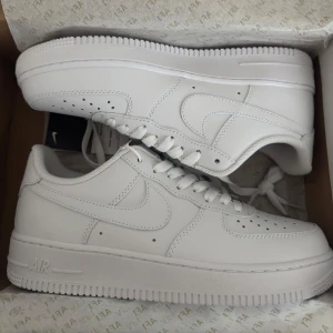 Vita Nike Air Force 1 - Ett par klassiska vita Nike Air Force i storlek 42. Helt nya oanvända, pris kan diskuteras.