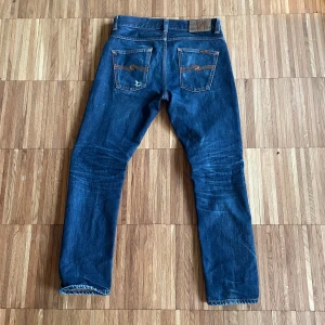 Blå jeans från Nudie Jeans - Säljer ett par snygga blå jeans från Nudie Jeans. Med nice fade och sitter 29x30