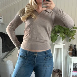 Beige tröja från MQ - stilren beige tröja från MQ med v-ringning och långa ärmar. Super söt och elegant tröja, och väldigt len och skön