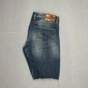 Vintage Replay Slimfit Jeans - Riktigt snygga replay jeans med slimfit modell. Skick 7/10 lite slitningar men annars bra skick. Storlek W36 L34. Skriv för fler bilder eller vid funderingar 🙌😁