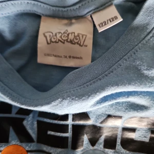 Pokemon pyjamas  - Säljer en pokemon pyjamas storlek 122-128. Sparsamt använd 