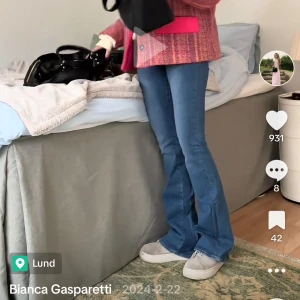 Bootcut jeans MiH - Obs! Dom jag säljer är lite mörkare i färgen men samma modell. Typ oanvända, extremt mjuka och sköna att ha på sig. Storlek 24. Långa i benen, passar 170+