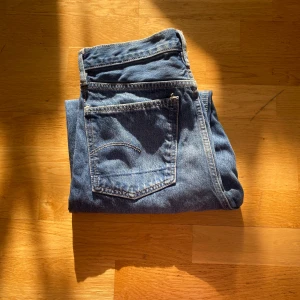 G star jeans - Ett par blåa jeans från G star dom är straight/relaxed.  Dom är i bra skick och inga defekter. Jag är 176 och väger 62 kg på bilden och dom är lite stora på mig men funkar. Dom är storlek 30:30 