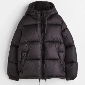 H&m pufferjacka 🫶🏼🫶🏼 - Slutsåld h&m jacka i storlek Xs. använd denna vinter i fint skick 🤍🤍 Oversized och så mysig!! man fryser verkligen inte med denna!!